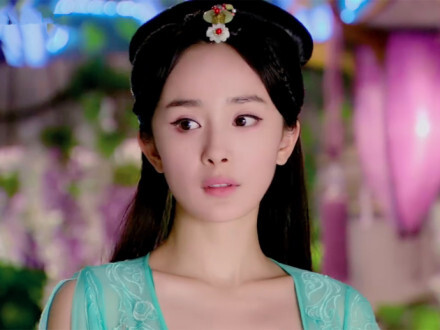 杨幂《古剑奇谭》【风晴雪】独爱中皇寄婉灵， 亦风亦雪亦柔晴。 蓝裳翠染流苏佩， 碧袖银飞摞钏轻。 孤雁落，远岚平， 青镰舞月醉流萤。 嫣然言笑春温在， 一度蛾眉入画屏。by美人犹似画中仙