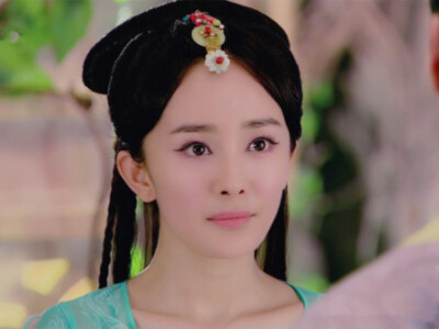 杨幂《古剑奇谭》【风晴雪】独爱中皇寄婉灵， 亦风亦雪亦柔晴。 蓝裳翠染流苏佩， 碧袖银飞摞钏轻。 孤雁落，远岚平， 青镰舞月醉流萤。 嫣然言笑春温在， 一度蛾眉入画屏。