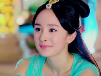 杨幂《古剑奇谭》【风晴雪】独爱中皇寄婉灵， 亦风亦雪亦柔晴。 蓝裳翠染流苏佩， 碧袖银飞摞钏轻。 孤雁落，远岚平， 青镰舞月醉流萤。 嫣然言笑春温在， 一度蛾眉入画屏。by美人犹似画中仙