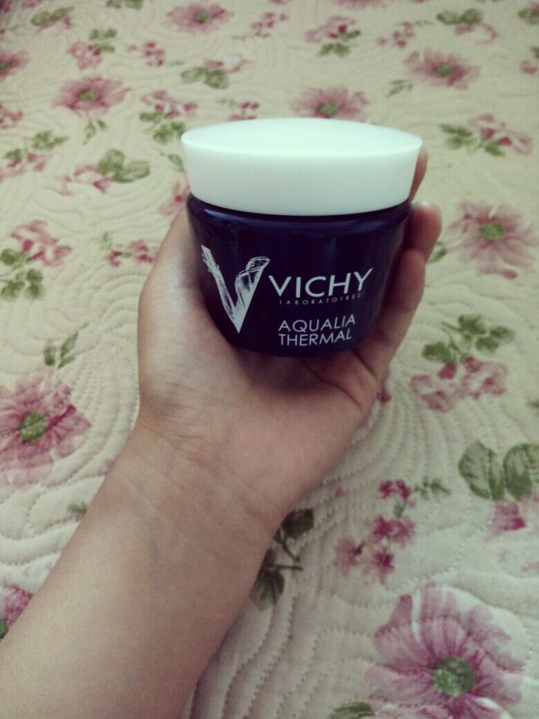 #水润过一秋#薇姿温泉矿物保湿晚安面膜 来自法国的药妆品牌，是睡眠面膜哦，对于油光满面，痘痘肌，皮肤严重缺水的我来说，真心好用~强推