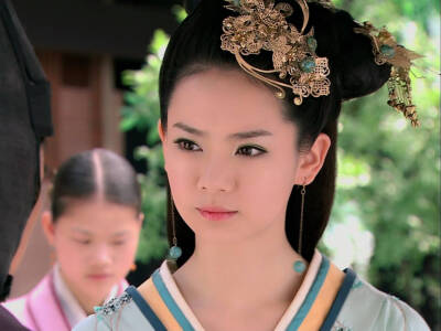 戚薇《美人心计》【馆陶公主】馆陶公主刘嫖，汉文帝和窦皇后之女，汉景帝的同胞姐姐。封馆陶公主，又因下嫁堂邑侯陈午，而称堂邑长公主，两人至少育有两子一女。她为汉武帝的姑姑，同时她的女儿陈氏是汉武帝的第一任…