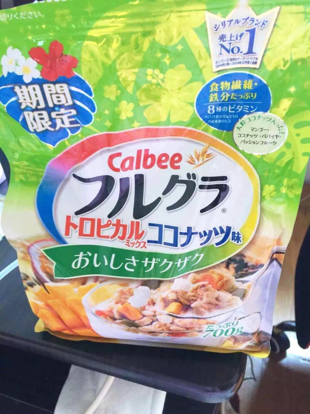 现货‼️Calbee卡乐比期间限定夏季热带混合椰子味营养谷物水果麦片350G✨之前你们问得小袋！小袋！小袋！我是更喜欢吃这个限定多过原味的啦椰香浓郁～芒果✨木瓜✨西番莲等果肉混合，酸甜清爽的味道让你上瘾麦片本身也是膳食纤维好吃有益，强化体质！