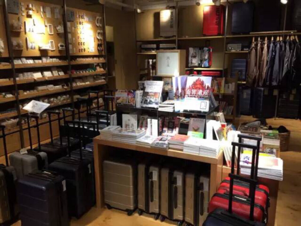 福冈MUJI Canal City博多店是首家MUJI书店 这种书架排列方式还能促进销售。比如，在食器货架附近摆放和器皿相关的书籍，看到那本书的标题大概就会想到要买食器。 或者反过来看到一个精美的食器就燃起了要买本食谱来学习烹饪的斗志。最终可能就诱导客人又买了食器又买了书籍，直到钱包炸裂。