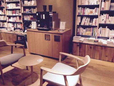 福冈MUJI Canal City博多店是首家MUJI书店 可能因为书的存在，MUJI书店比MUJI家具店看上去还是要温暖很多。 角落里还有咖啡机，可以一边喝咖啡一边翻书。 当然也少不了放一排MUJI的桌椅，可以让客人坐着看书，说不…