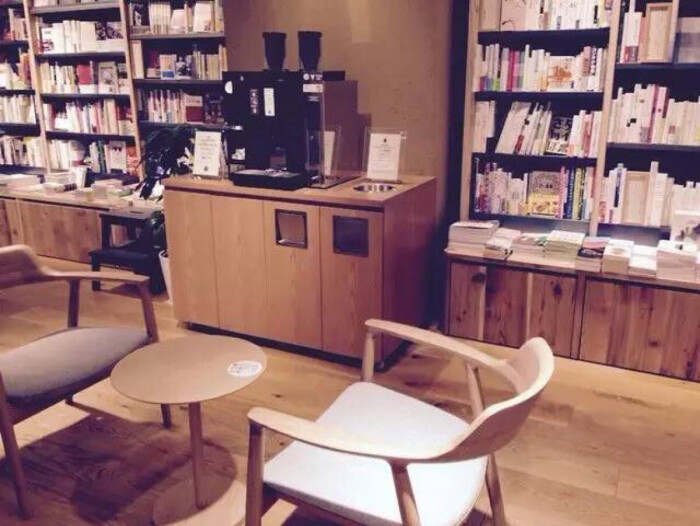 福冈MUJI Canal City博多店是首家MUJI书店 可能因为书的存在，MUJI书店比MUJI家具店看上去还是要温暖很多。 角落里还有 ...