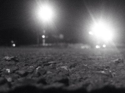 无力的瘫坐在地上，让汗水沁透我全身，把最后一丝力气用完，脑袋也就空了.九月的夜晚带着凉意，就好比我的心，没有依偎，告慰我自己，那支离破碎的心