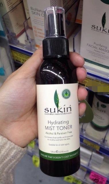 精灵澳洲直邮Sukin苏芊纯天然有机补水喷雾爽肤水 孕妇适用125ml sukin玫瑰水喷雾—精灵超爱的水[鼓掌]总是家里放一瓶，随身带一瓶，走哪喷哪[调皮]买过的小伙伴也都各种离不开它[强]绝对无添加，成分纯净到只有玫瑰露和柑橘精华。敏感肌肤再也不应担心保湿问题～孕妈妈可以用的品牌哦！