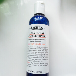 Kiehl’s＋契尔氏补水保湿水，这货说实话完全是它清爽的颜色吸引我，用了一段时间，觉得它消炎效果挺好的，脸上有一粒粒小小的痘痘，一星期以后，少了很多，补水的话，可能还要继续用下去，效果才更明显吧，我是小白鼠～继续使用中＋#水润过一秋#