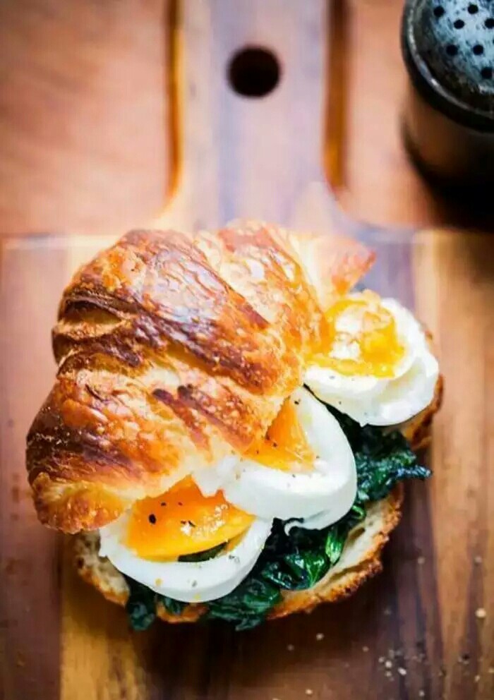 |丹麦面包| ▼ 丹麦面包又称起酥起层面包，口感酥软、层次分明、奶香味浓、面包质地松软。这种面包的发源地是维也纳，所以在现在的其他产地，人们称之为维也纳面包。丹麦面包的加工工艺复杂，经过搅拌和发酵之后，将经过3h以上低温发酵的面团滚压成厚约3cm的面片，再进入折叠工序，使包入面团中的油脂经过该工序产生很多层次，面皮和油脂互相隔离不混淆。出炉后表面刷油，冷却后撒上糖粉或者果酱来装饰。因为制作时间长，这类面包的款式相对较少，常见的有牛角包、果酱酥皮包。