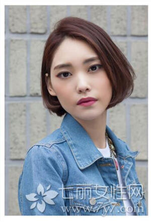 秋冬流行发型LOOK2 时尚指数：★★★★★ 时尚看点：非常帅气的一款波波头短发发型也会是秋冬发型的最佳选择哦，头发长度及脖再将一侧的头发塞到耳后，露出五官与侧脸，加上搭配精致的妆容后更显迷人魅力。