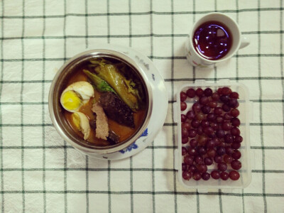 #办公室的便当之旅#迷你沙茶锅:春菜+水煮蛋+米血+瘦肉。小红提，铁观音