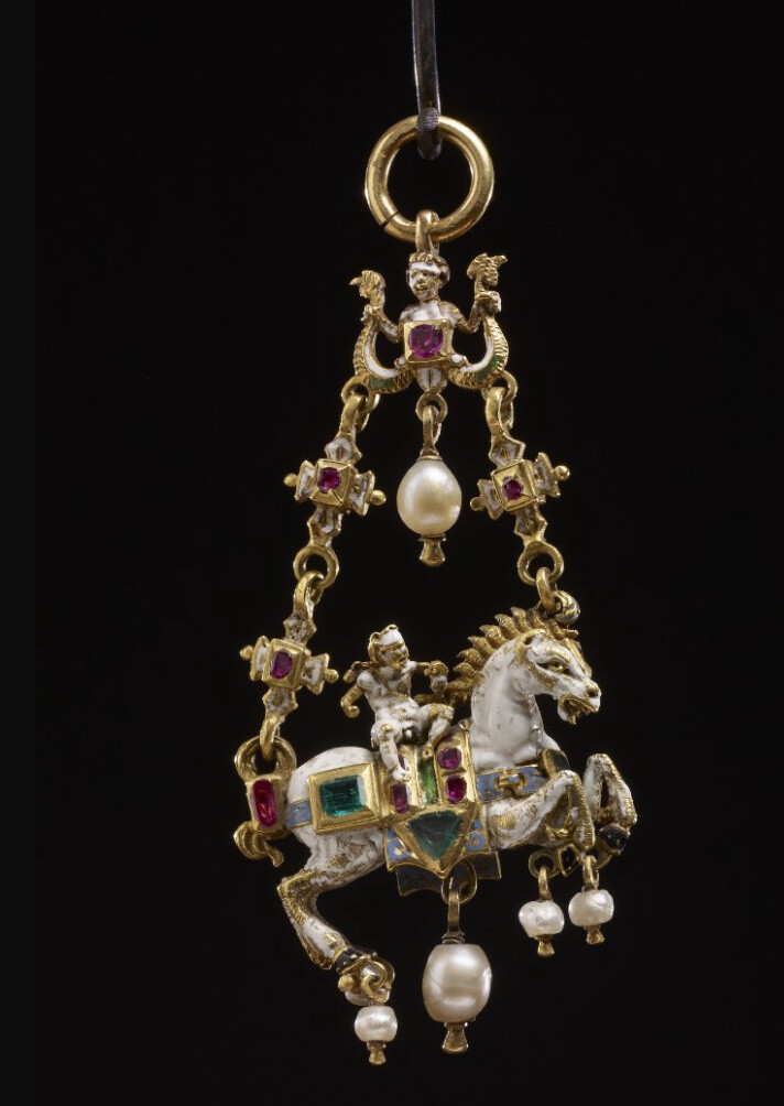大英博物馆藏文艺复兴珠宝。极尽工巧之技，绚丽夺目，奢华明快，是奔放的绚丽。文艺复兴，让神走下神坛，发现世俗之美，有大航海的千钧之势，也有浪漫悠游的骑士。