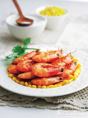 【吉祥大虾】食材： 大虾300克、玉米粒100克 调料： 姜3克、盐2克、糖10克、高汤（一碗）100克  做法： 1. 大虾洗干净，剪掉须子，背部剪开去掉虾肠备用。 2. 姜切成一寸左右细丝。 3. 锅放油（比炒菜略多一点），5成热时倒入大虾翻炒，颜色变红后、放入姜丝、盐，继续翻炒，加入高汤一碗，没过大虾即可，继续烧，加三小勺糖，火可以稍微关小一些，盖上盖子焖十分钟左右。 4. 将玉米粒和白糖放入小锅内加水以中火煮8分钟，熟后保温备用。 5. 待红色虾汁开始变浓稠时，再最后翻炒几下便可以出锅。 6. 将煮好的玉米铺底，虾整齐地摆放在上面。