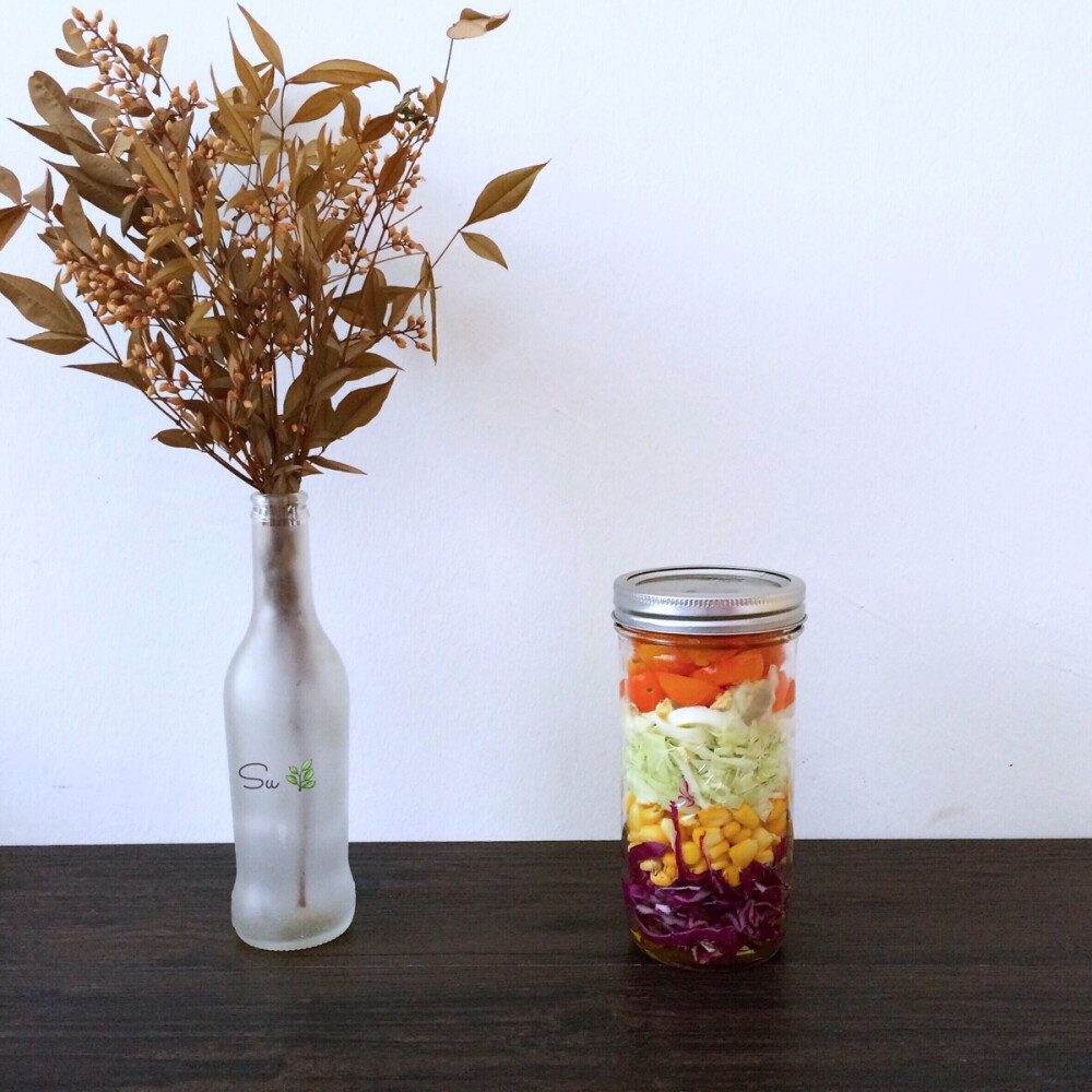 #Salad In A Jar #一个手机聊天一个手机看阅兵直播一边上班一边摇罐子。【Salad:紫甘蓝玉米卷心菜鸡蛋黄色樱桃番茄南瓜油醋汁】