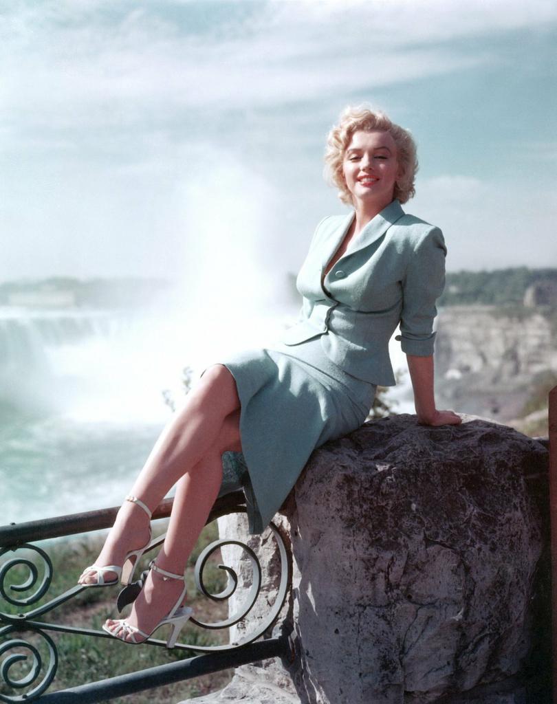 玛丽莲·梦露（Marilyn Monroe），1926年6月1日出生在加利福尼亚州洛杉矶市，美国女演员。 1946年7月19日，玛丽莲·梦露第一次到20世纪福克斯，开始出演电影。1949年，梦露参与拍摄影片《夜阑人未静》。1950年，梦露出演了《火球》和《彗星美人》。 1952年5月7日，梦露首次成为《生活》杂志的封面人物，并于同年10月4日成为影片《如何嫁给一个百万富翁》一片的女主角。1960年，梦露凭借《热情似火》获得金球奖音乐及喜剧类最佳女演员。1962年5月19日，梦露在麦迪逊公园广场上为约翰・肯尼迪总统演唱《生日快乐歌》。1962年8月5日，梦露在洛杉矶布莱登木寓所的卧室内被发现