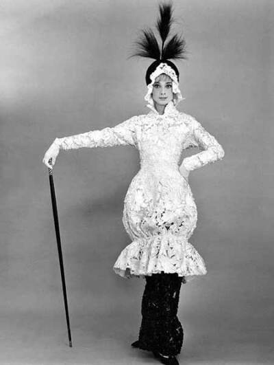 1935年至1938年间，她就读于英国肯特郡埃尔海姆乡的一所贵族寄宿学校“密斯利登学 校”。1939年，奥黛丽·赫本进入荷兰安恒音乐学院（Arnhem Conservatory）学习芭蕾舞。