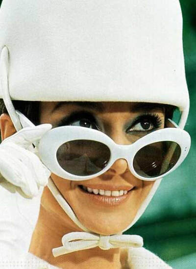 1935年至1938年间,她就读于英国肯特郡埃尔海姆乡的一所贵族寄宿学校“密斯利登学 校”。1939年,奥黛丽·赫本进入荷兰安恒音乐学院(Arnhem Conservatory)学习芭蕾舞。