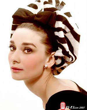 1935年至1938年间，她就读于英国肯特郡埃尔海姆乡的一所贵族寄宿学校“密斯利登学 校”。1939年，奥黛丽·赫本进入荷兰安恒音乐学院（Arnhem Conservatory）学习芭蕾舞。