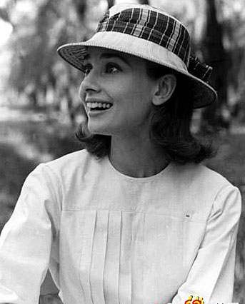 1935年至1938年间，她就读于英国肯特郡埃尔海姆乡的一所贵族寄宿学校“密斯利登学 校”。1939年，奥黛丽·赫本进入荷兰安恒音乐学院（Arnhem Conservatory）学习芭蕾舞。