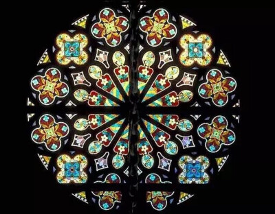 玫瑰窗（Therose window）也称玫瑰花窗，为哥特式建筑的特色之一，指中世纪教堂正门上方的大圆形窗，内呈放射状，镶嵌着美丽的彩绘玻璃，因为玫瑰花形而得名。