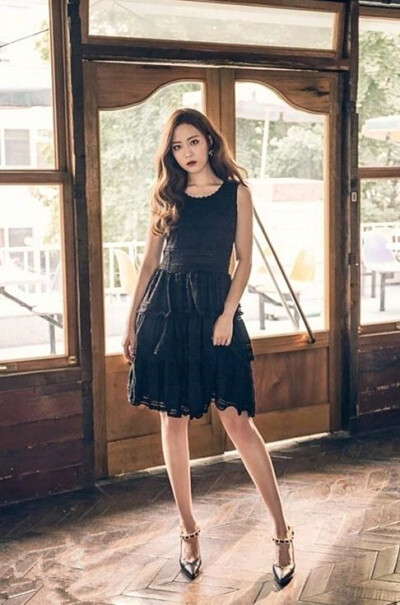 Kara-许英智，黑色无袖连衣裙＋黑色尖头高跟鞋