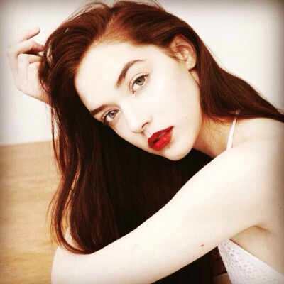 三步打造立挺美鼻第二弹制造鼻侧阴影。重点画鼻侧的阴影时，使用棕灰色、浅棕色、土红色、褐色较为自然。 第一步:从眉头向鼻子两侧扫上阴影粉，制造立体的效果。 第二步:在鼻梁的上方和额头处轻扫上高光粉。…