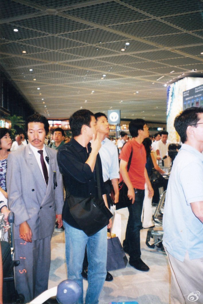 1999.8张国荣参加了广岛和平音乐会后，乘机返港。