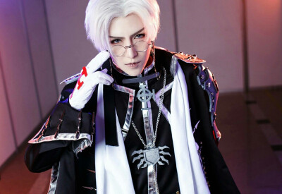 #【圣魔之血】# --cos-- Photo by：@长风_LongWind . 亚伯‧奈特罗德（神父） CN：柩司. #Trinity Blood# . thx：特别感谢裁缝大人：@小姿的CN其实不是小姿 .