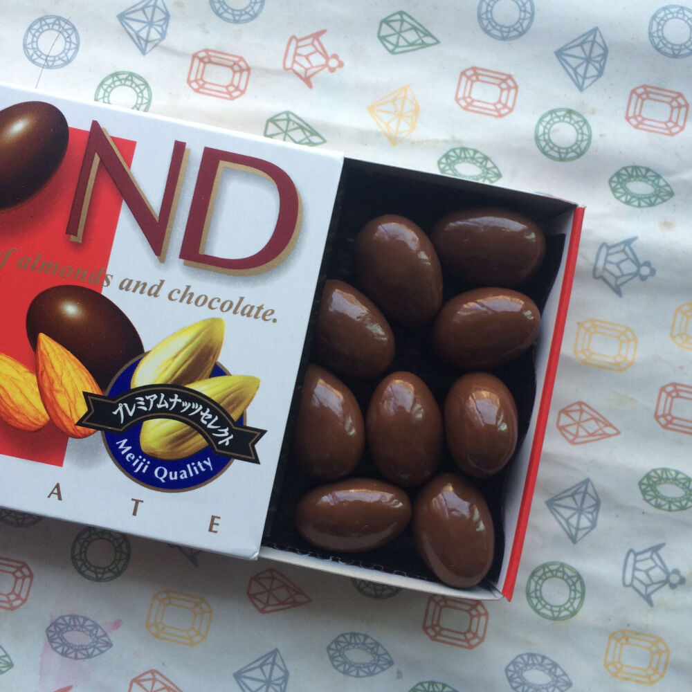 #窝里蹲速食#明治杏仁夹心巧克力 饿的时候来一颗 味道棒呆