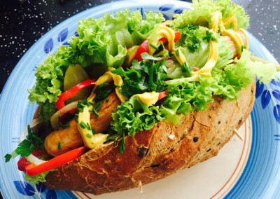 热狗：全麦面包中间剖开180度烤3分钟，早餐肠煮过，橄榄油煎1分钟，生菜、酸黄瓜、圆葱、红椒圈、黄芥末酱、撒上罗勒和三叶芹OK