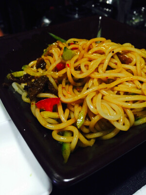 #窝里蹲速食# 【其实所谓速食不仅仅只是开袋即食——炸酱面速食法】最近为了快速解决午餐问题，又不想吃防腐剂颇多的即食品时，映蓟发明了炸酱法。其实很简单就是做好炸酱或者西红柿打卤酱或者干臊子，然后放进冰箱。（只要盐度够，放半个多月没任何问题，重点是不要掺进杂质，比方说口水什么的= =）吃的时候下一把面，挖两勺酱放在微波炉里叮一下，切一点黄瓜丝和圣女果，就可以吃了~~西红柿酱和臊子可以干拌，捞面，也可以加水做成汤的。煮面的时候直接往锅里加酱就变成汤面了。这种方法相对其他开袋即食的东西来说健康一些。