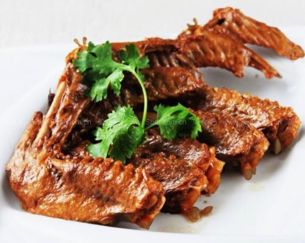 【卤水鸭膀】1.将葱,姜,桂皮,草果,八角,小茴香,陈皮,甘草放入调料包.