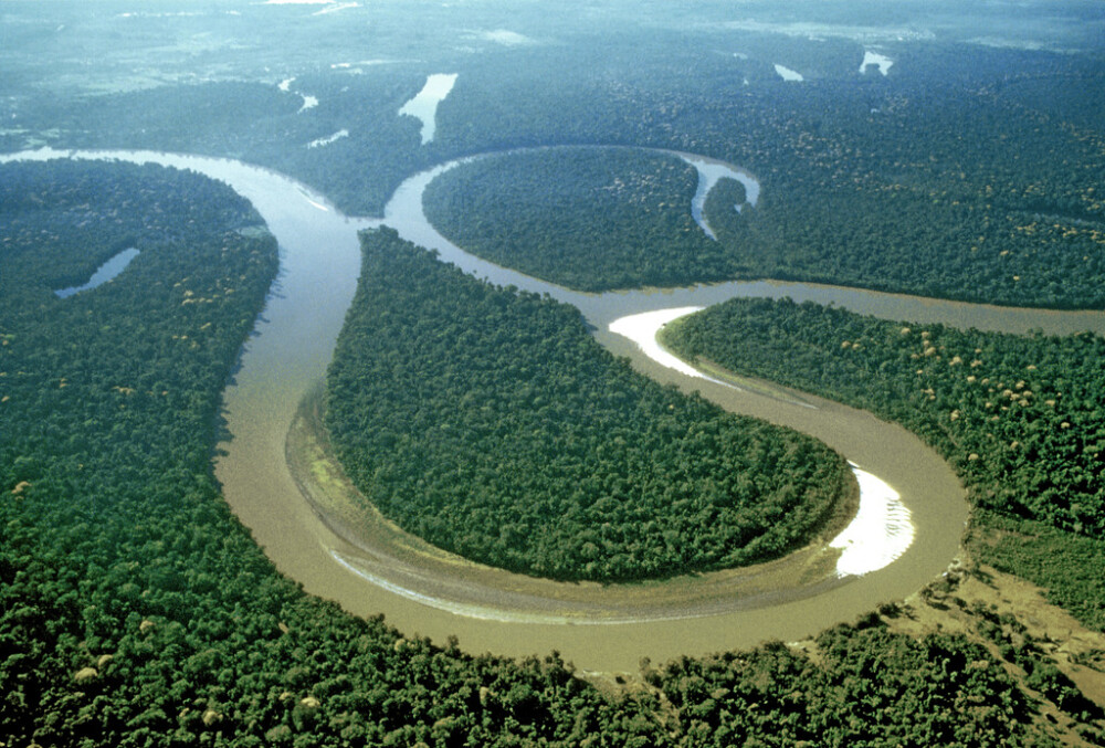 亚马孙河（英语：Amazon River；葡萄牙语：Rio Amazonas；西班牙语：Río Amazonas；又译“亚马逊河”），位于南美洲北部，是世界上流量、流域最大、支流最多的河流。由于河流长度测量方法并无定论，亚马逊河河长便有着多种不同的说法，其中之一即为常见的6400公里。