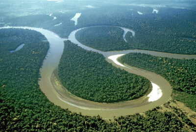 亚马孙河（英语：Amazon River；葡萄牙语：Rio Amazonas；西班牙语：Río Amazonas；又译“亚马逊河”），位于南美洲北部，是世界上流量、流域最大、支流最多的河流。由于河流长度测量方法并无定论，亚马逊河河长便有…