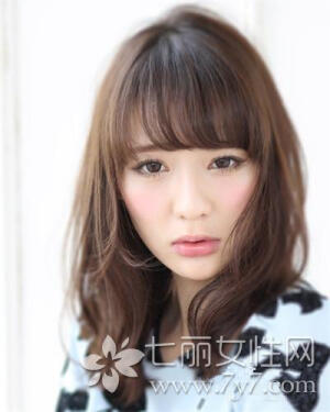 齐肩内扣中长发发型LOOK1 时尚指数：★★★★ 时尚看点：甜美可人的一款齐肩内扣中长发发型，将发尾采用梨花烫发设计来显露出别致的时尚感来，两边紧贴脸颊的头发可是十分的修颜哦，配上稀薄的刘海后更是显元气感。