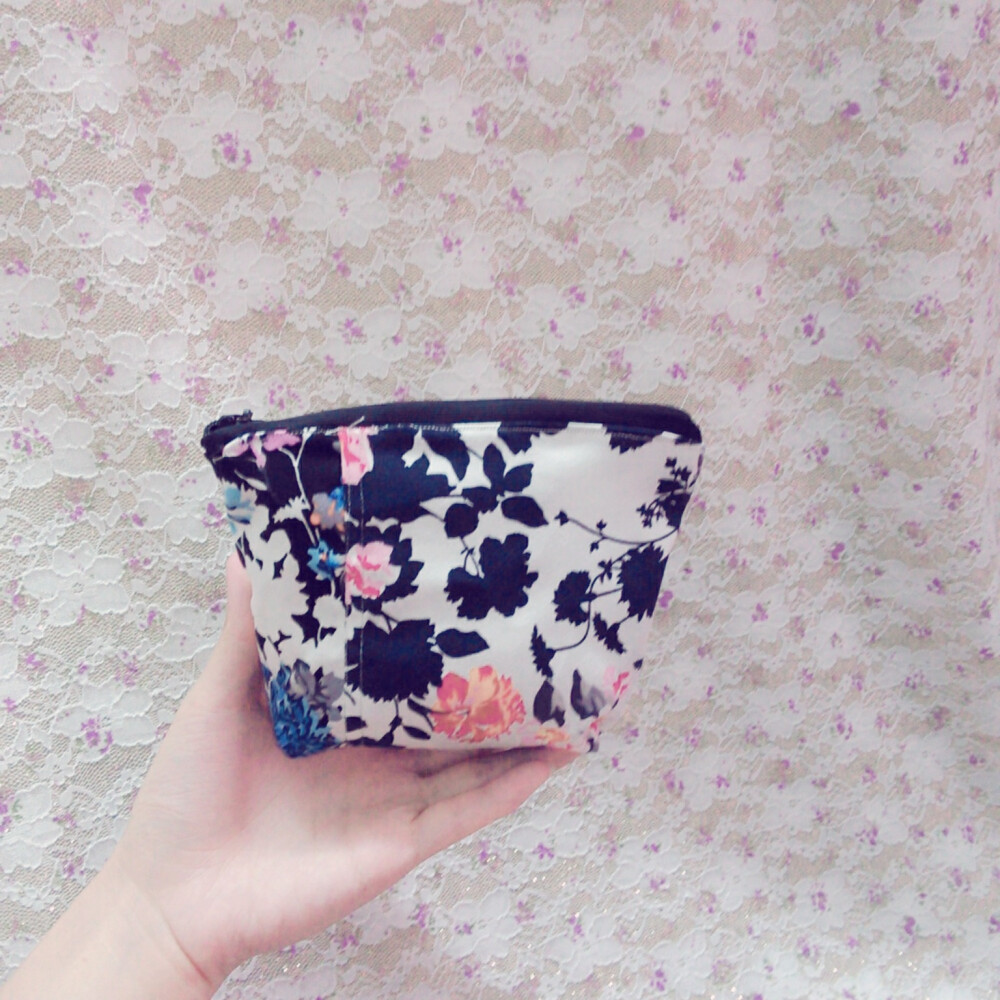 一针一线缝出的小小成就感～ Diy创意小钱包，用碎布料做成的喔！非常环保喔！