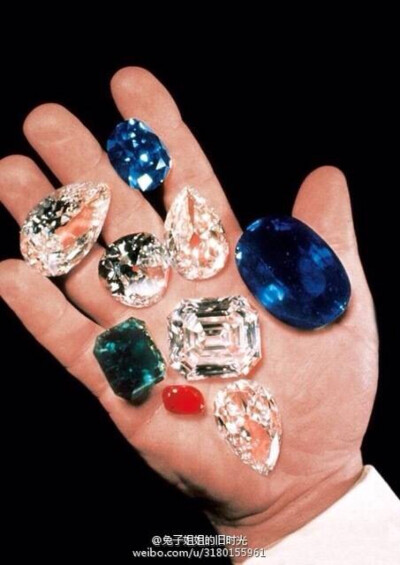 美国“钻石王”温斯顿先生持有得337.10克拉俄女皇叶卡捷琳娜二世椭圆形大蓝宝石，以及一些他最出色的钻石和宝石。