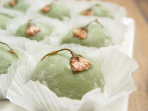 『和风樱花抹茶团子』 用料 红豆 400g 生奶油200ml 糖 50g 糯米粉160g 玉米淀粉40g 水200g 白砂糖40g 抹茶粉两匙 熟玉米淀粉适量 盐渍樱花 做法 红豆煮好加糖，生奶油煮40分钟，收干捏成团；糯米粉，玉米淀粉，白砂糖，抹茶粉加水搅拌均匀；加进一匙融化的奶油，搅匀大火蒸20分钟；揪一块团子皮，搓圆压扁，包进一团红豆馅儿，收口整形搓圆，放上盐渍樱花。