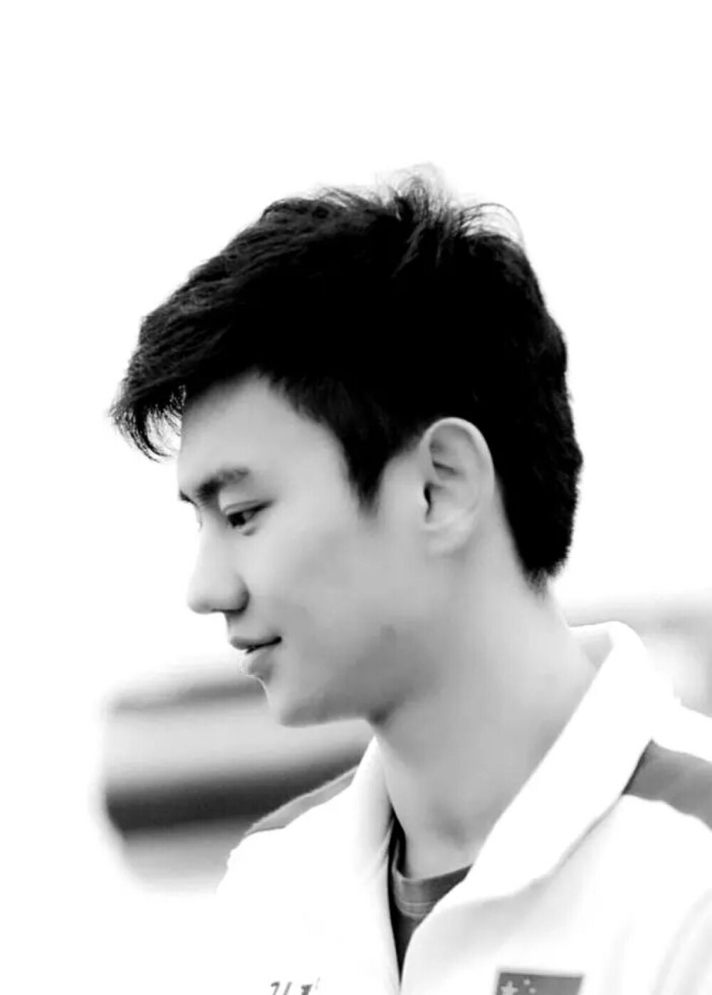 男神宁泽涛侧颜黑白头像