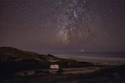 开着房车去不同的星空。摄影师Alessandro Puccinelli 买了一辆老式房车一路沿着葡萄牙南岸行走，然后在每次睡觉前拍下一张照片。