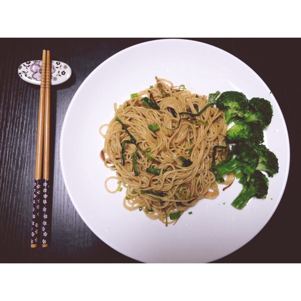 #窝里蹲速食#葱油拌面绝对是速度与美味融合的首选。【1】开水下面煮熟 将面条捞出冲凉水 放至一旁备用【2】葱切段和切末 锅内放油将葱段煎至金黄 【3】取葱油加入生抽 蚝油 醋 等调料【4】将葱油汁倒入面条中撒上葱末 搅拌均匀 。简单美味的葱油拌面就出炉了 喜欢蔬菜的小伙伴煎葱段的过程可以一边煮几朵西兰花也是极好的。