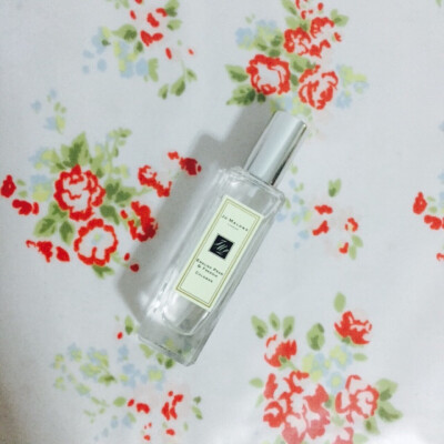 jo malone 英国梨与小苍兰。小苍兰是主调 有一点梨的水果香。持久算jo malone家不错的