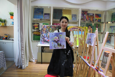 油画一般都可在套餐3-4个小时时间内创作完成，如未完成可按时续画，费用￥30/小时，尚美色彩会员免费续画。 油画体验套餐包括： 实木框艺术家专用油画画布 全色系无毒无害环保颜料及全套作画工具、材料…
