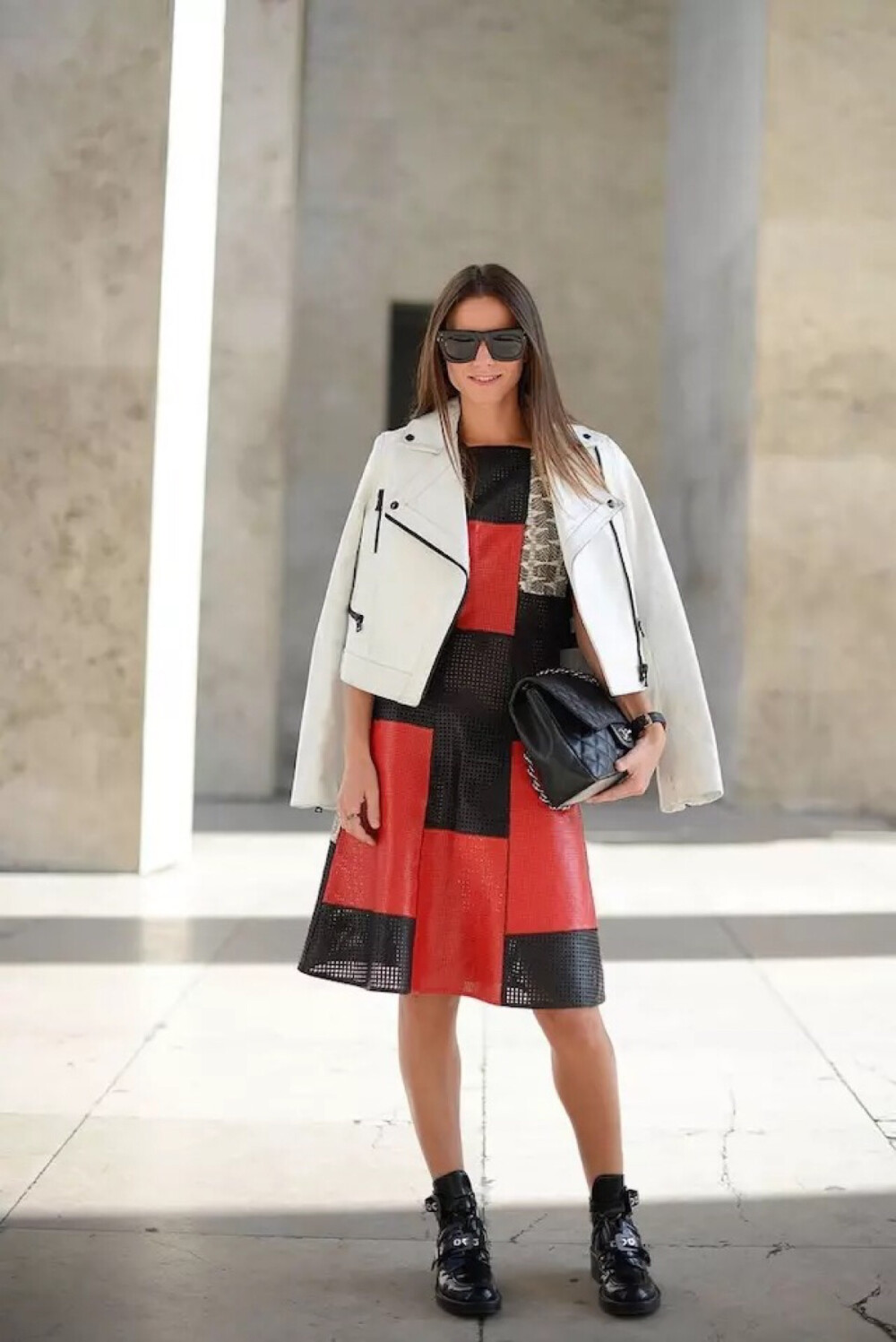 时尚博主-Zina Charkoplia，白色皮夹克+黑红撞色连衣裙
