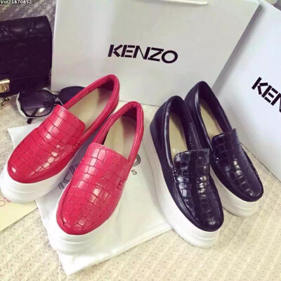 之前超热卖的款又来啦【KENZO】春季最新款面市 鞋子到手 份量十足 作为潮牌之一当之无愧 各路模特潮人钟爱的一款品牌 街头感十足 绝对不会落伍的一款单鞋 最重要的是大底微微倾斜 脚感比较好 外面全牛皮 鞋面石头纹…