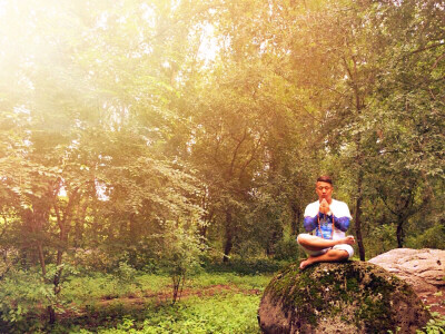 天天祈祷，多希望看到你在次出现在我面前，可…很多的情绪不敢表露出来，对谁都要强颜欢笑，最后找个角落流泪给自己看.