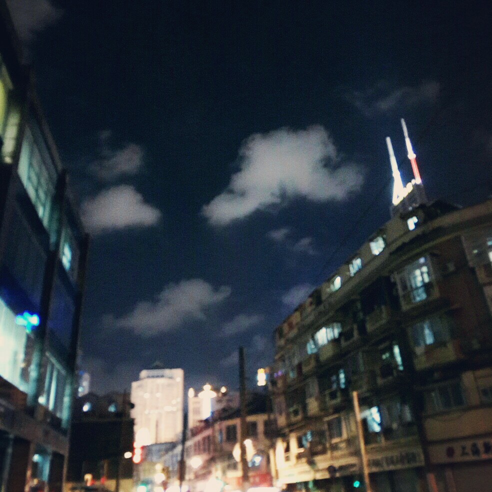 夜，观云。