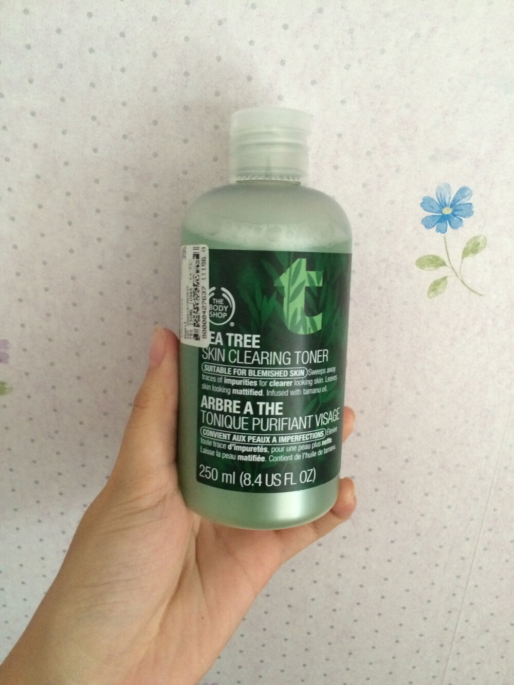 #战痘小分队#the body shop茶树调理化妆水，很不错的，有镇定效果，在机场随便拿了一瓶没想到效果很不错，红痘痘或者手贱挤痘痘之后敷一会就不红肿了（≧∇≦）