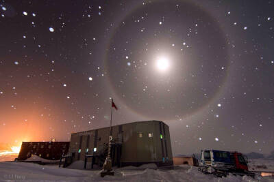 南极洲上空的带晕蓝月亮 由李航拍摄于南极洲中山科考站 NASA