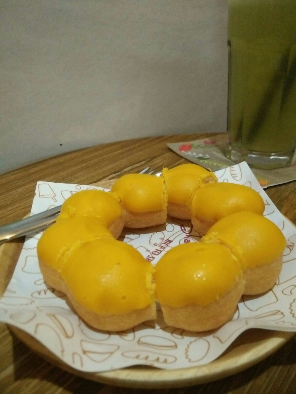 Donuts～小河家的甜甜圈，这个是芝士味的，芝士很香，然后面包很松软，店家会帮忙切好，吃的时候不用拿起来咬不会弄脏嘴巴，赞\(≧▽≦)/